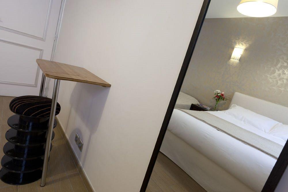 Hotel Sofia ปารีส ภายนอก รูปภาพ